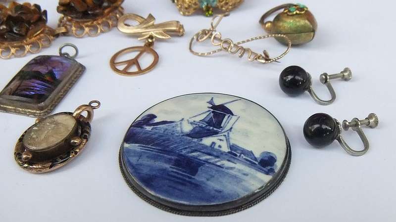 VINTAGE JEWELS LOT # 2 - EARRINGS - PENDANTS - BROOCHES - BRACELET !! BID FOR THE LOT !!