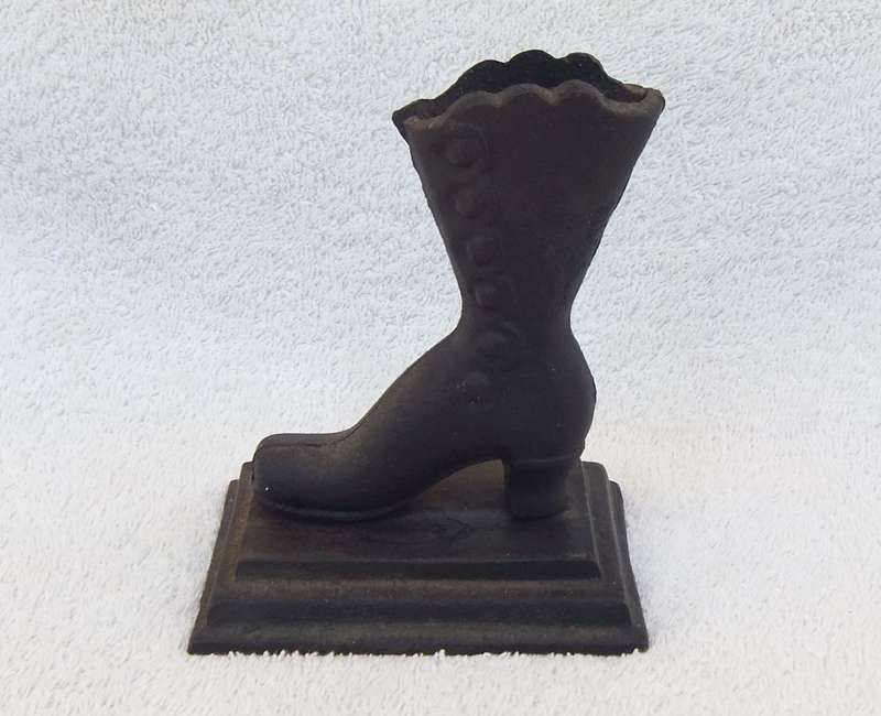 AN OLD LOOKING CAST IRON DOOR STOP OR PAPERWEIGHT IN THE SHAPE OF A VICTORIAN BOOT !! SWEET !!