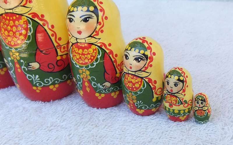 AN AMAZING VINTAGE HAND PAINTED 7 PIECE NESTING DOLL SET