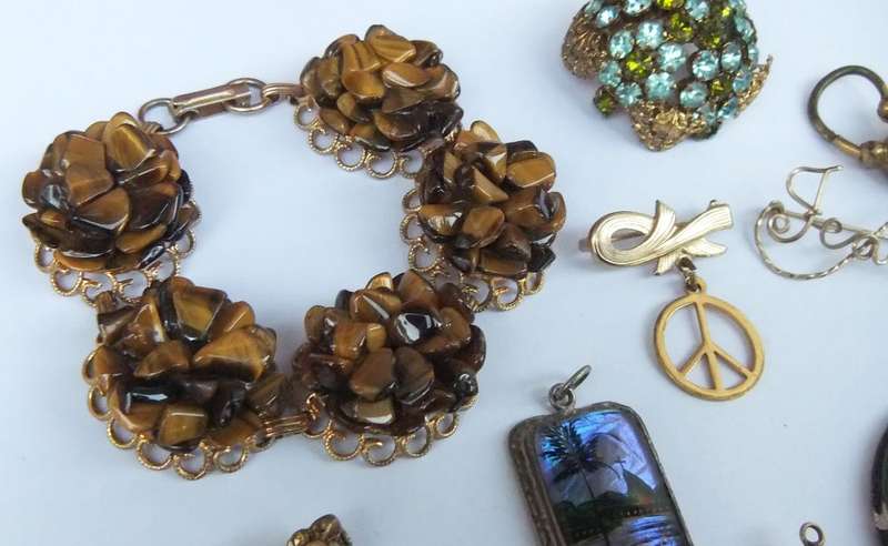 VINTAGE JEWELS LOT # 2 - EARRINGS - PENDANTS - BROOCHES - BRACELET !! BID FOR THE LOT !!