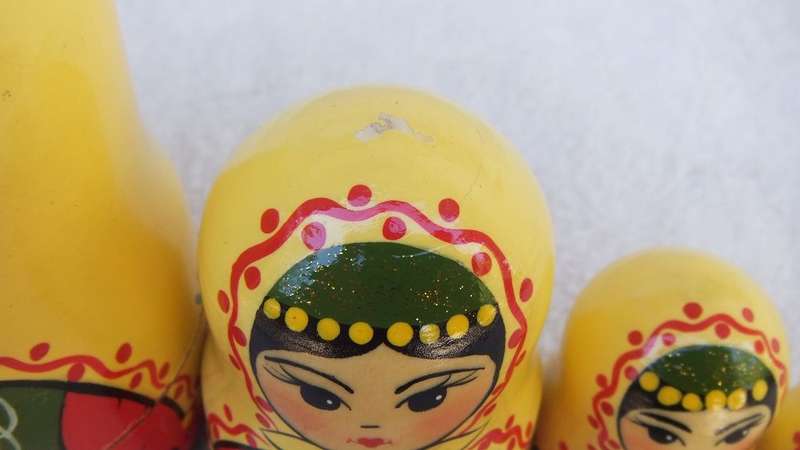 AN AMAZING VINTAGE HAND PAINTED 7 PIECE NESTING DOLL SET