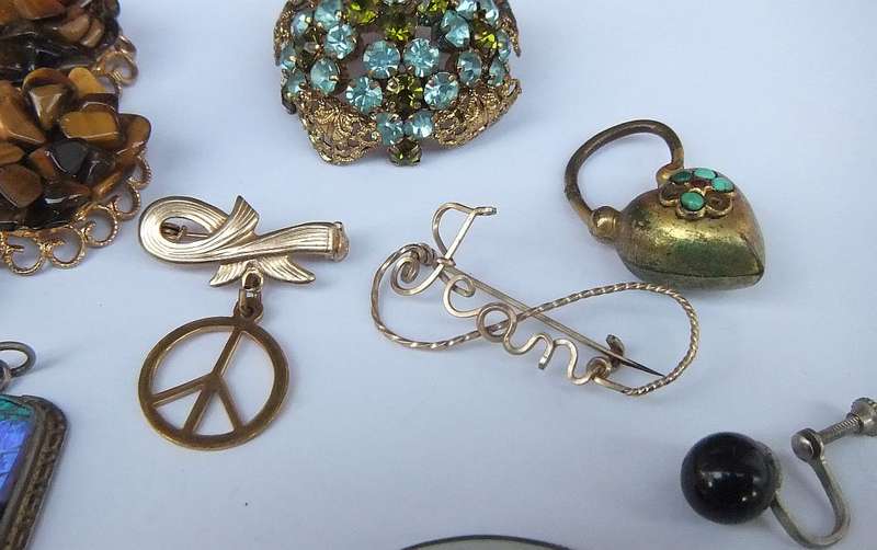 VINTAGE JEWELS LOT # 2 - EARRINGS - PENDANTS - BROOCHES - BRACELET !! BID FOR THE LOT !!