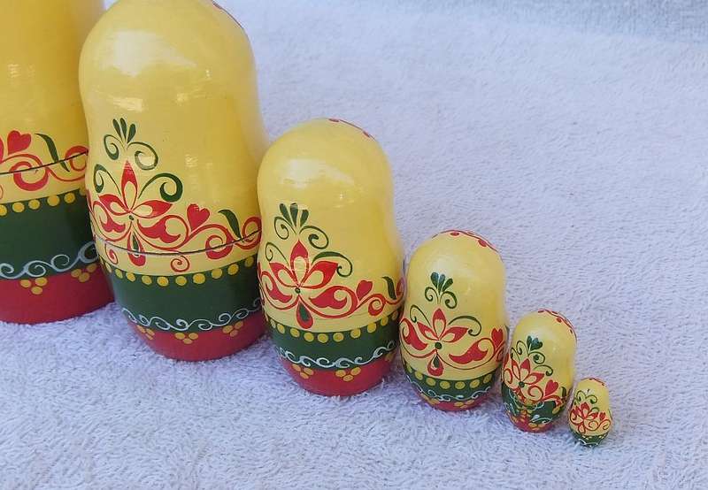 AN AMAZING VINTAGE HAND PAINTED 7 PIECE NESTING DOLL SET