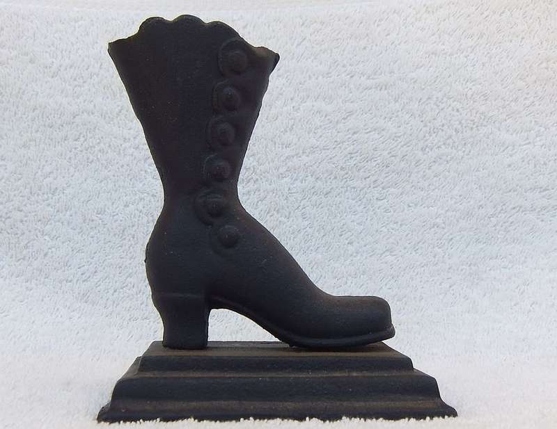 AN OLD LOOKING CAST IRON DOOR STOP OR PAPERWEIGHT IN THE SHAPE OF A VICTORIAN BOOT !! SWEET !!