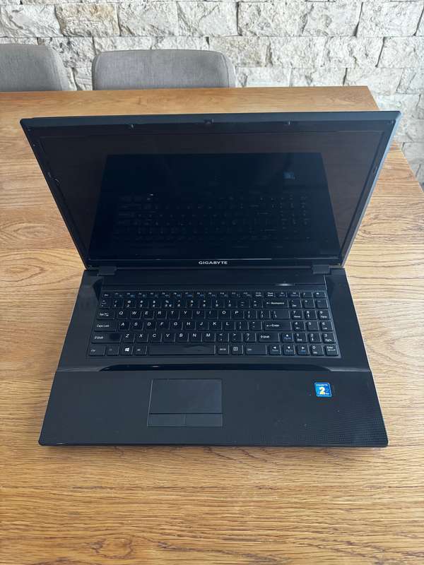 Gigabyte Notebook Q1700C 17.3'' Intel Celeron 1037U-Dual Core 1.8GHz 500GB HDD 4GBRAM PLEASE READ!!!
