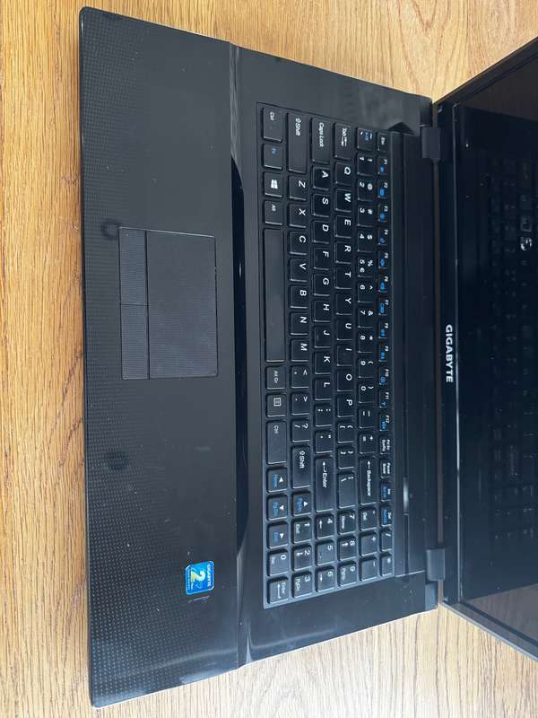 Gigabyte Notebook Q1700C 17.3'' Intel Celeron 1037U-Dual Core 1.8GHz 500GB HDD 4GBRAM PLEASE READ!!!