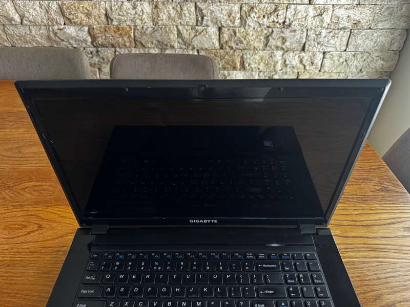 Gigabyte Notebook Q1700C 17.3'' Intel Celeron 1037U-Dual Core 1.8GHz 500GB HDD 4GBRAM PLEASE READ!!!