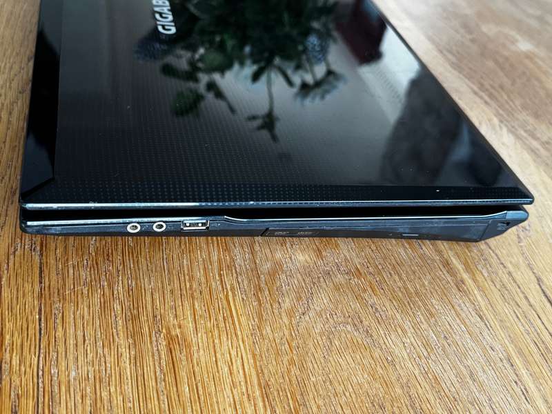 Gigabyte Notebook Q1700C 17.3'' Intel Celeron 1037U-Dual Core 1.8GHz 500GB HDD 4GBRAM PLEASE READ!!!