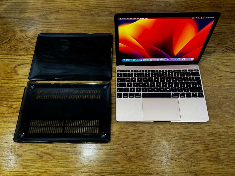 MacBook Pro 12 inch 2017, INTEL CORE M3, 1.2GHZ, 8GB RAM 256GB SSD, NEW BATTERY!!!!!!!