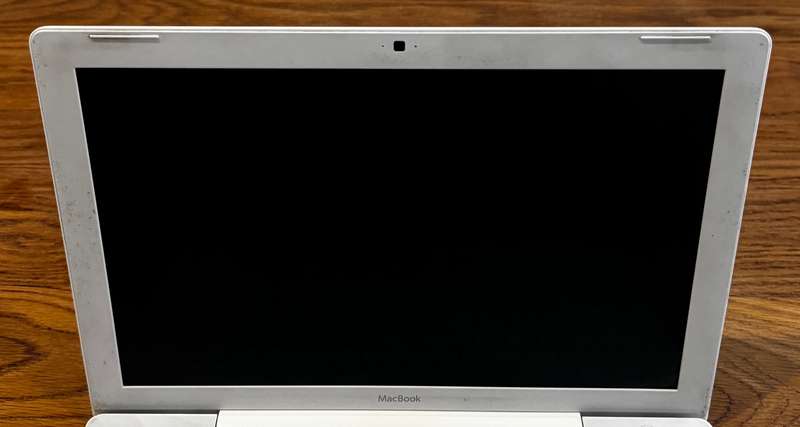 MacBook Pro 13" 2008, Core 2 Duo T8300 2.4 GHz, 2GB RAM, 160GB HDD PLEASE READ!!!