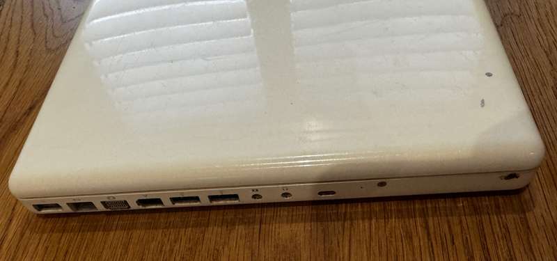 MacBook Pro 13" 2008, Core 2 Duo T8300 2.4 GHz, 2GB RAM, 160GB HDD PLEASE READ!!!