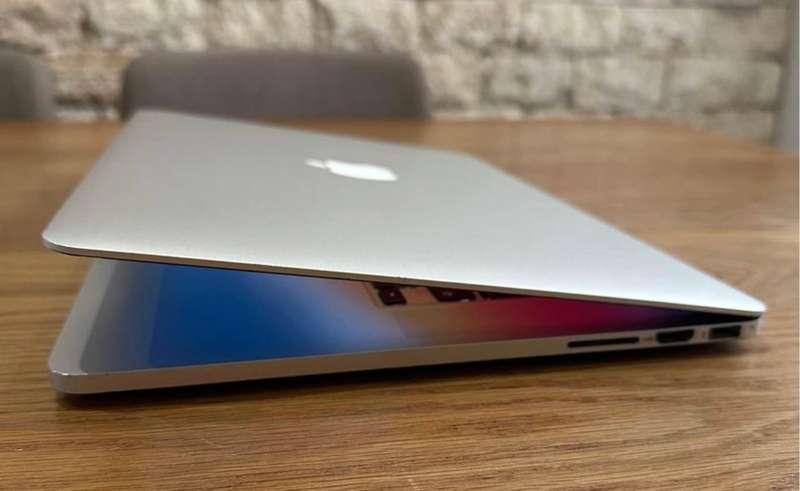 Apple MacBook Pro 15" Retina Mid 2014, Intel Core i7, 256gb SSD, 16gb Ram, 2.2GHz NEW BATTERY