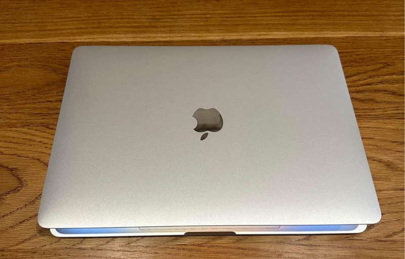MacBook Pro 13 inch 2017 TouchBar 3.1GHz i5 8GB RAM 512GB SSD Silver