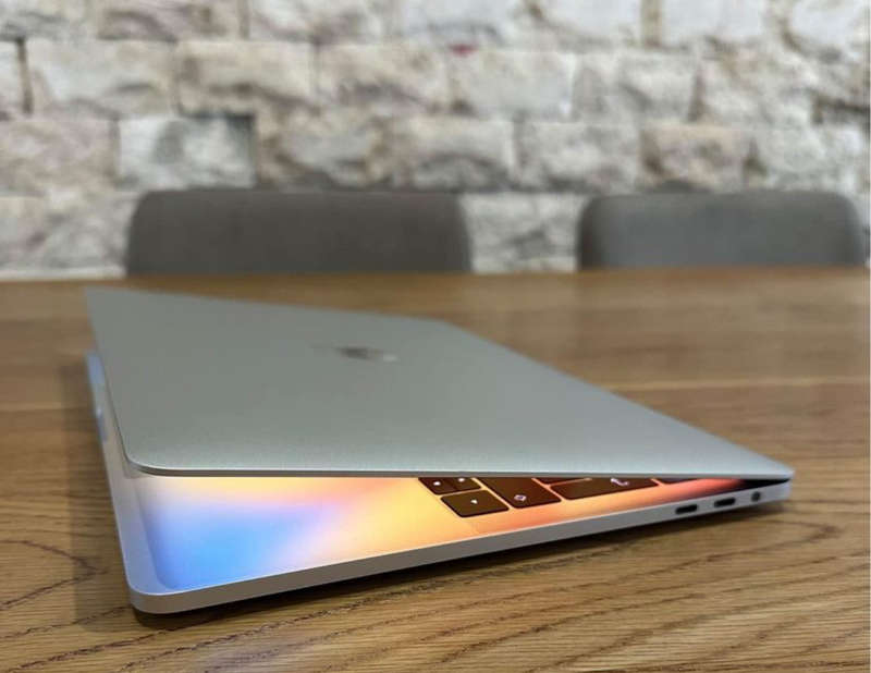 MacBook Pro 13 inch 2017 TouchBar 3.1GHz i5 8GB RAM 512GB SSD Silver