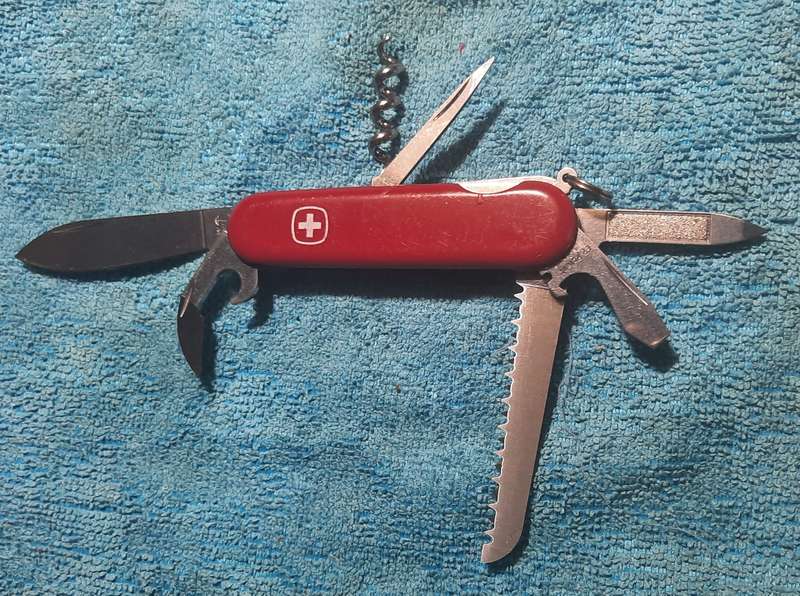 Swiss army Knife Wenger Backpacker 2   Red scales