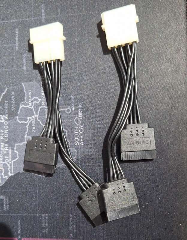2pcs Molex to 2x SATA power adaptors
