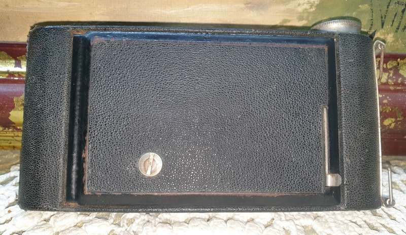Museum Quality - kodak brownie six-20 folding camera