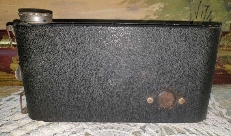 Museum Quality - kodak brownie six-20 folding camera