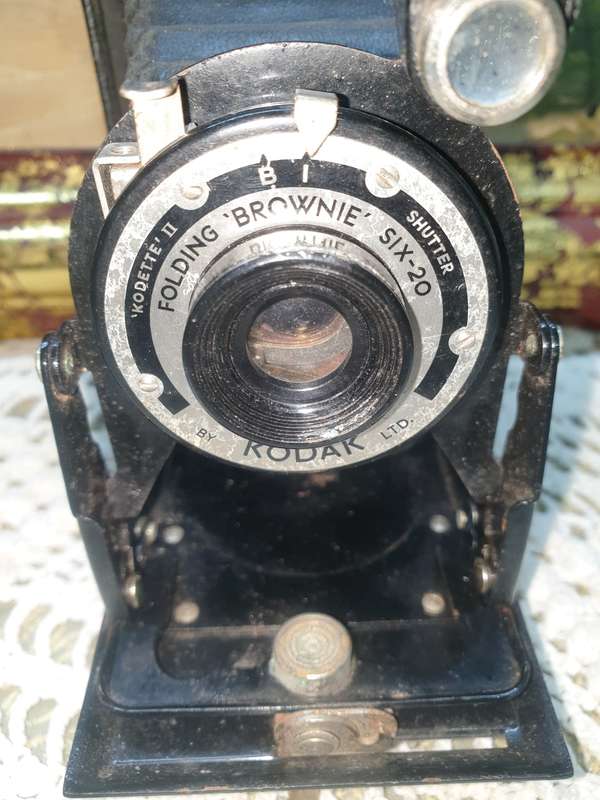 Museum Quality - kodak brownie six-20 folding camera