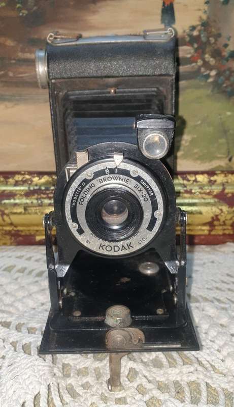 Museum Quality - kodak brownie six-20 folding camera