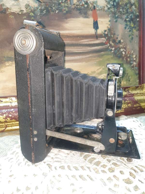 Museum Quality - kodak brownie six-20 folding camera