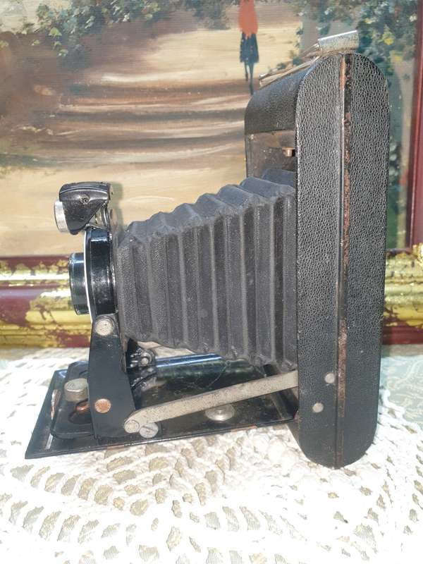 Museum Quality - kodak brownie six-20 folding camera
