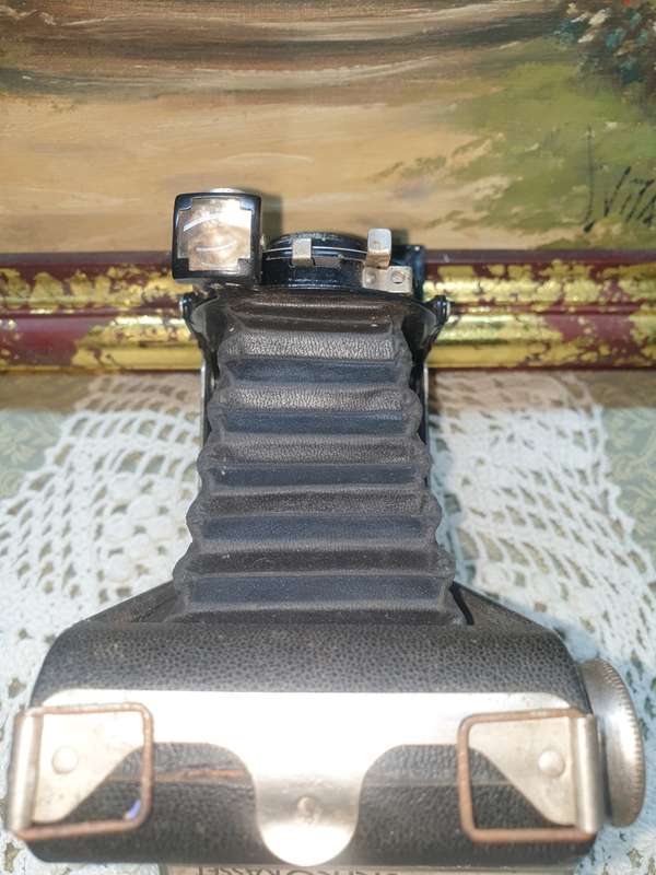 Museum Quality - kodak brownie six-20 folding camera
