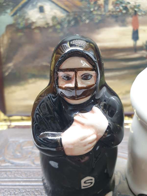 Al Jaber Arab Man And Lady Salt and Pepper Pots Gift Souvenir Set