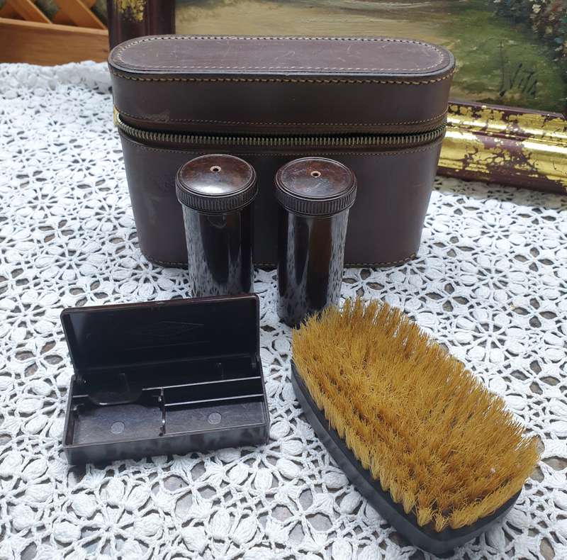 VINTAGE GROOMING SET