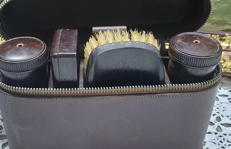 VINTAGE GROOMING SET