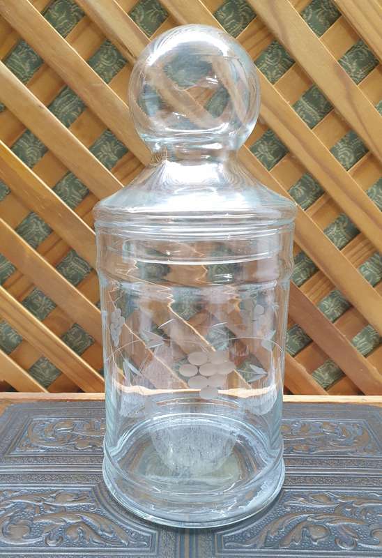 GLASS JAR WITH LID