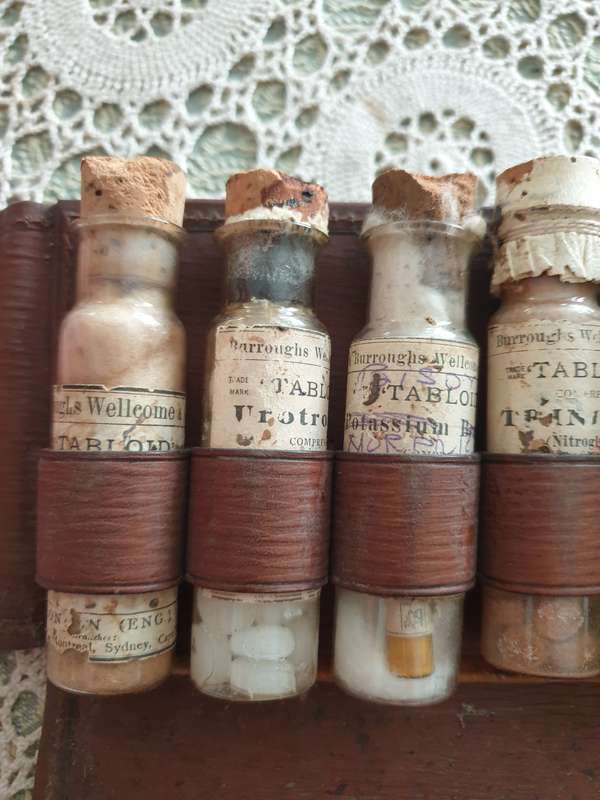 Late 19th C. Medicine Vials Kit Medical Doctor Apothecary Case W/contents | 1890-1930 |