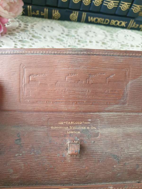 Late 19th C. Medicine Vials Kit Medical Doctor Apothecary Case W/contents | 1890-1930 |