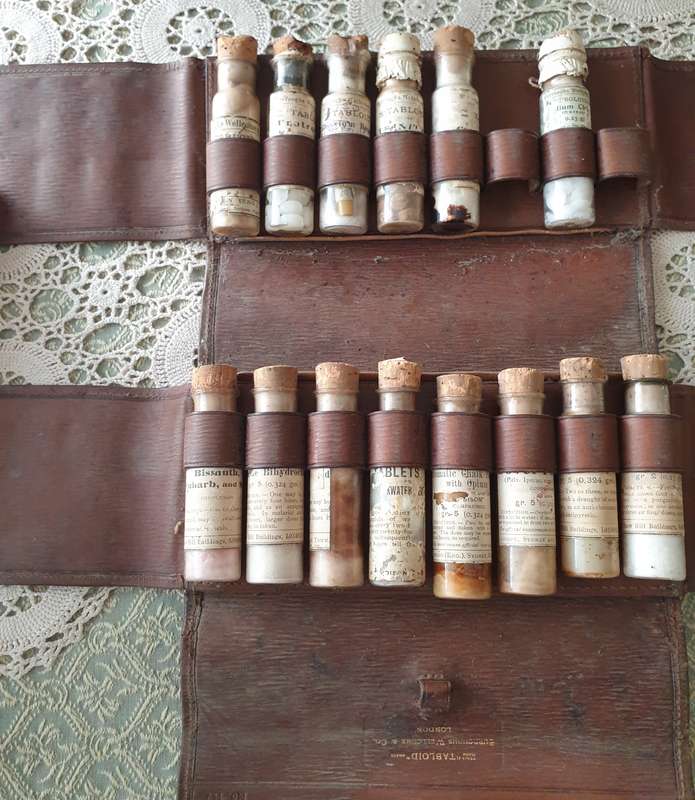Late 19th C. Medicine Vials Kit Medical Doctor Apothecary Case W/contents | 1890-1930 |