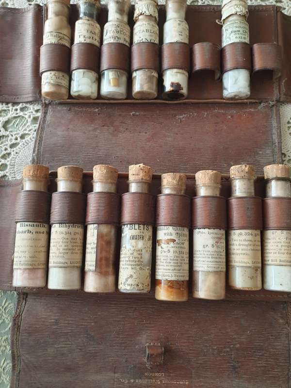 Late 19th C. Medicine Vials Kit Medical Doctor Apothecary Case W/contents | 1890-1930 |