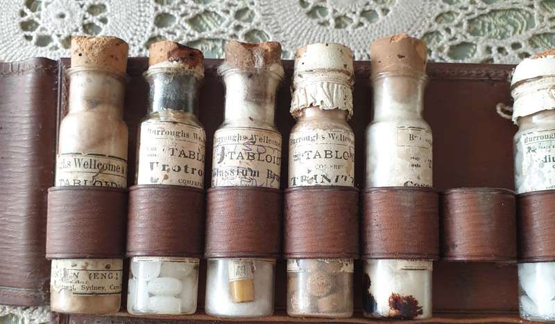 Late 19th C. Medicine Vials Kit Medical Doctor Apothecary Case W/contents | 1890-1930 |