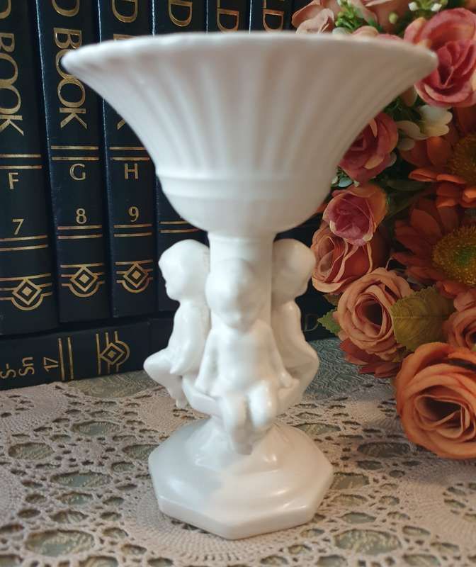 FINE QUALITY K.K ORIGINAL` PORCELAIN CHERUB BOWEL STAND