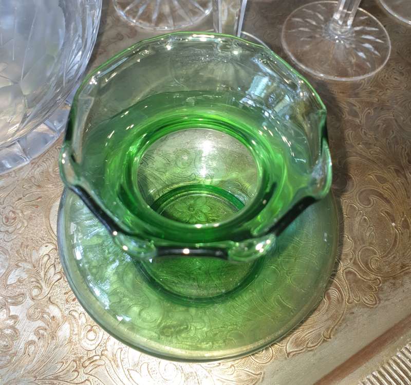 Mid-Century Green Glass Vase With Ruffle Edge