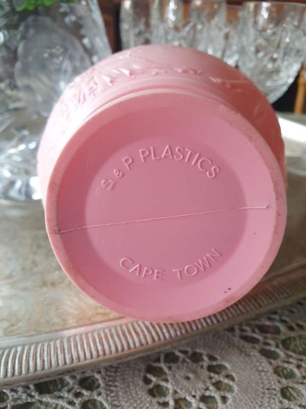 VINTAGE PLASTIC BATHROOM CONTAINER WITH NOVELTY SOAPS