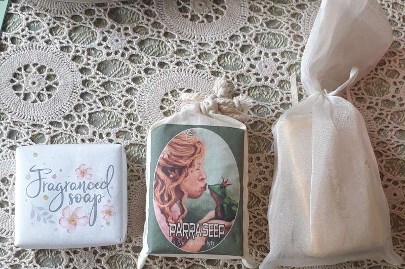 VINTAGE PLASTIC BATHROOM CONTAINER WITH NOVELTY SOAPS