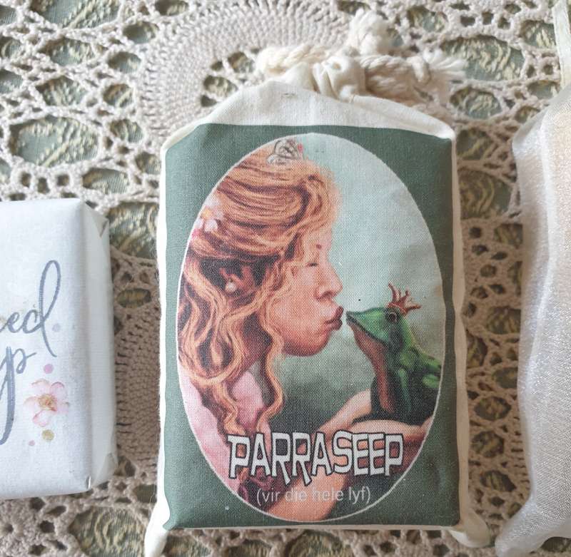 VINTAGE PLASTIC BATHROOM CONTAINER WITH NOVELTY SOAPS