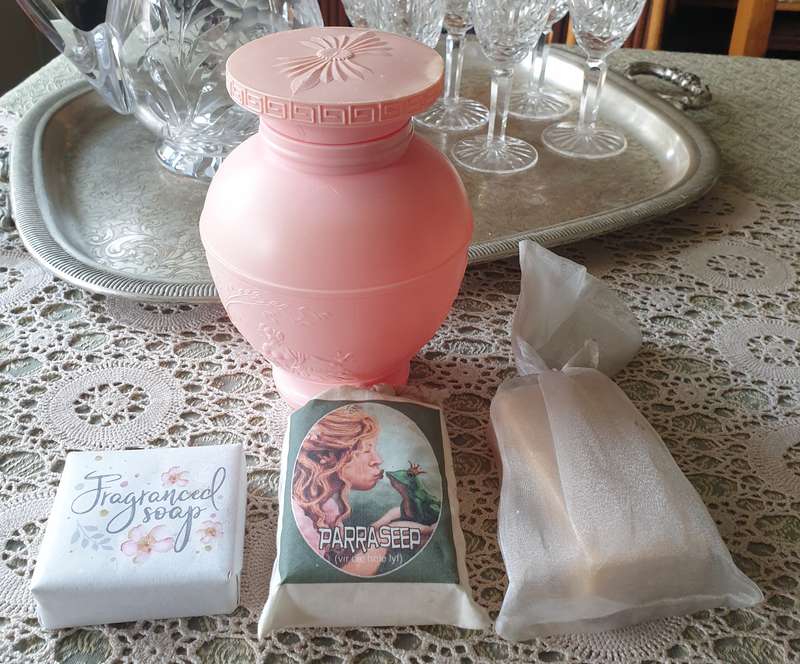 VINTAGE PLASTIC BATHROOM CONTAINER WITH NOVELTY SOAPS