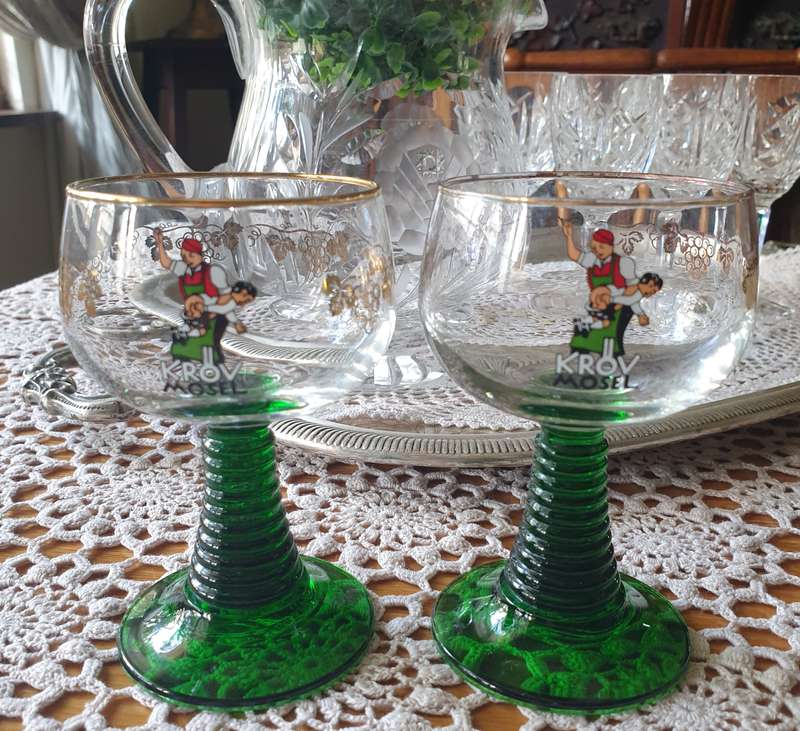 Playful set of French wine glasses rummers Kröv Mosel | GREEN |
