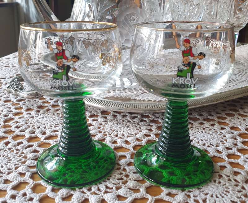 Playful set of French wine glasses rummers Kröv Mosel | GREEN |