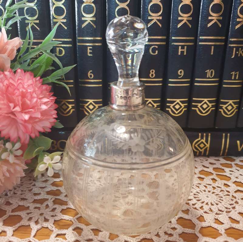 VINTAGE PERFUME BOTTLE