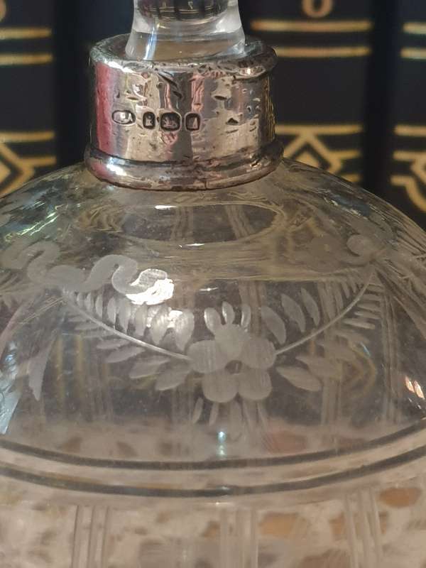 VINTAGE PERFUME BOTTLE