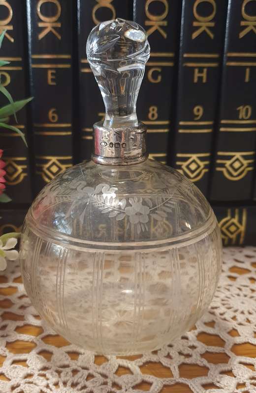VINTAGE PERFUME BOTTLE