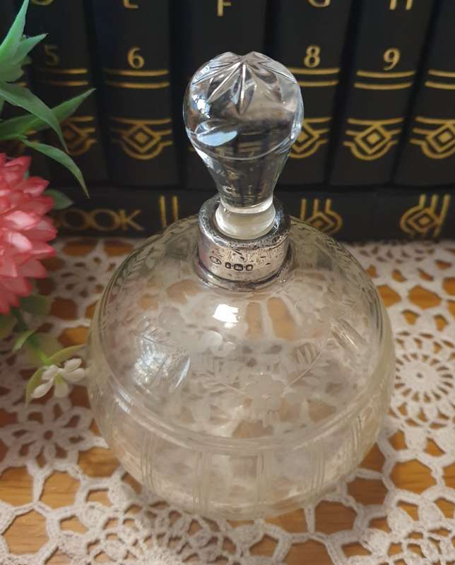 VINTAGE PERFUME BOTTLE