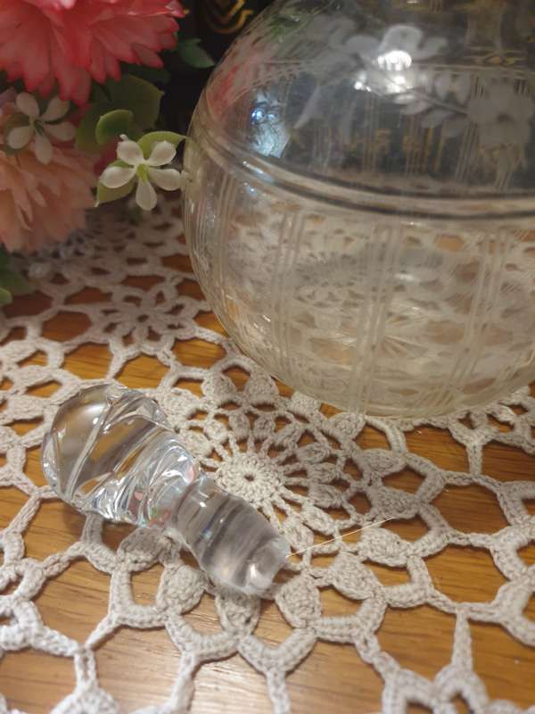 VINTAGE PERFUME BOTTLE