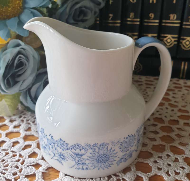 ROYAL DOULTON MILK POURER AND SUGAR BOWL